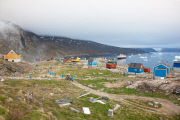 2009-06-22: Blick auf Ukkusissat (Gršnland). In der Bucht liegt das Kreuzfahrtschiff MS Fram vor Anker. Die Passagiere (in den blauen Jacken) erkunden in der Mitternachtssonne das kleine Dorf. Es zŠhlt rund 170 EinwohnerInnen.
