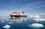 2009-06-23: Das eisverstŠrkte Kreuzfahrtsschiff MS Fram der Reederei Hurtigruten im Eisfjord von Ilulissat (Gršnland).