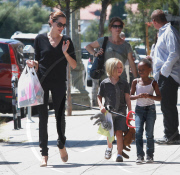 Angelina Jolie, Shiloh Jolie-Pitt, Zahara Jolie-Pitt