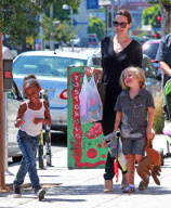 Angelina Jolie, Shiloh Jolie-Pitt, Zahara Jolie-Pitt