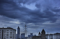 Dunkle Wolken über der Stadt Shaoxing