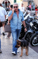 ROBERTO CAVALLI DANS LES RUES DE SAINT-TROPEZ x