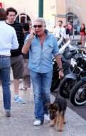 ROBERTO CAVALLI DANS LES RUES DE SAINT-TROPEZ x