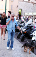 ROBERTO CAVALLI DANS LES RUES DE SAINT-TROPEZ x
