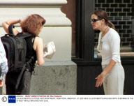JULIA ROBERTS OUTSIDE HER APARTMENT, NEW YORK, AMERICA - 21 SEP 2002
