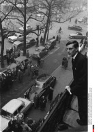 FR: Yves Saint-Laurent presente sa premiere collection chez Dior