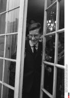 FR: Yves Saint-Laurent presente sa premiere collection chez Dior
