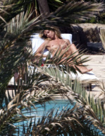 Heidi Klum enjoy a day at the swimming pool in sunny Ibiza