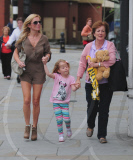 GERI HALLIWELL SPOTTED OUT IN CHELSEA