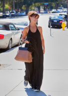Jennifer Love Hewitt Goes Window Shopping