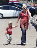 Gwen Stefani and family have a fun day at Underwood Family Farms - Part 2 