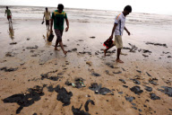 INDIA-MUMBAI-SUNKEN VESSEL-OIL LEAKING