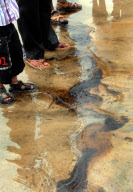 INDIA-MUMBAI-SUNKEN VESSEL-OIL LEAKING