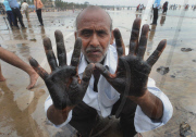 INDIA-MUMBAI-SUNKEN VESSEL-OIL LEAKING