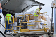 UN-Hilfsgüter kommen am Flughafen von Mogadischu an