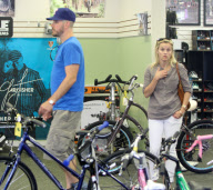 Reese Witherspoon no make up at the bike shop
