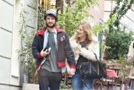 Exkl.: Sienna Miller und Freund Tom Sturridge kŸssen sich leidenschaftlich bei ihrem Bummel durch Wien