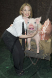 Exkl.: Kiss Me - Kylie Minogue küsst ein Schwein nach der Vorführung von Betty Blue Eyes im Novello Theatre in London