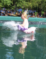 Salzburg: Spektakuläre Sprünge beim Dirndlflugtag