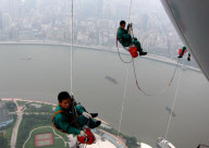 CHINA-SHANGHAI-WINDOW CLEANER (CN)