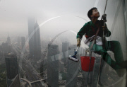 CHINA-SHANGHAI-WINDOW CLEANER (CN)