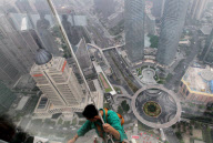 CHINA-SHANGHAI-WINDOW CLEANER (CN)