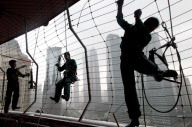 CHINA-SHANGHAI-WINDOW CLEANER (CN)