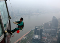 CHINA-SHANGHAI-WINDOW CLEANER (CN)