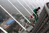 CHINA-SHANGHAI-WINDOW CLEANER (CN)