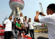 CHINA-SHANGHAI-WINDOW CLEANER (CN)