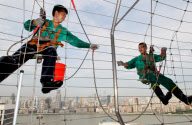 CHINA-SHANGHAI-WINDOW CLEANER (CN)
