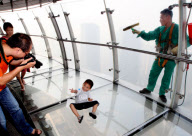 CHINA-SHANGHAI-WINDOW CLEANER (CN)