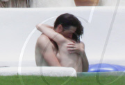 EXCLUSIVO. Mila Jovovich y su novio calientan la piscina