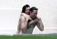 EXCLUSIVO. Mila Jovovich y su novio calientan la piscina