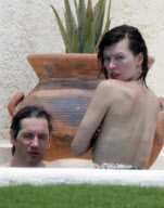 EXCLUSIVO. Mila Jovovich y su novio calientan la piscina