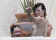 EXCLUSIVO. Mila Jovovich y su novio calientan la piscina
