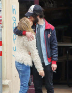 Exkl.: Sienna Miller und Freund Tom Sturridge kŸssen sich leidenschaftlich bei ihrem Bummel durch Wien