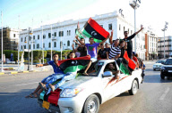 Nationalstolz: Libyer mit der neuen Nationalfahne unterwegs in Tripolis