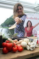 Sarah Wiener präsentiert ihr Buch Herdhelden in Hamburg