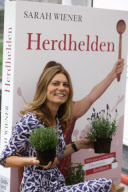 Sarah Wiener präsentiert ihr Buch Herdhelden in Hamburg
