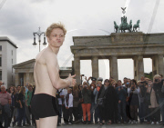 Ausziehen! Matthias Schweighöfer läuft im Schlüpfer durchs Brandenburger Tor in Berlin