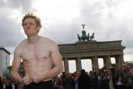 Ausziehen! Matthias Schweighöfer läuft im Schlüpfer durchs Brandenburger Tor in Berlin