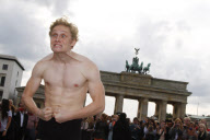 Ausziehen! Matthias Schweighöfer läuft im Schlüpfer durchs Brandenburger Tor in Berlin
