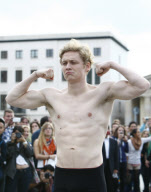 Ausziehen! Matthias Schweighöfer läuft im Schlüpfer durchs Brandenburger Tor in Berlin