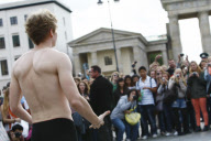 Ausziehen! Matthias Schweighöfer läuft im Schlüpfer durchs Brandenburger Tor in Berlin