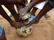 [ZOOM-IN POVERTY]SENEGAL-DAKAR-SOCCER-ENTHUSIASTS