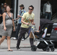 Johnny Knoxville and Family Shopping in SOHO