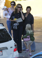 EXCLUSIVE... ExclusiveÖ Julia Roberts And Hazel Head Home 