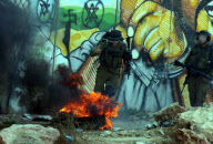 Zusammenstösse zwischen palästinensischen Jugendlichen und israelischen Soldaten am Qalandia Checkpoint im Westjordanland