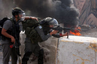Zusammenstösse zwischen palästinensischen Jugendlichen und israelischen Soldaten am Qalandia Checkpoint im Westjordanland